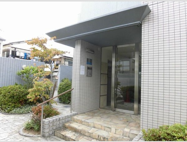 フロンティア中川のエントランス