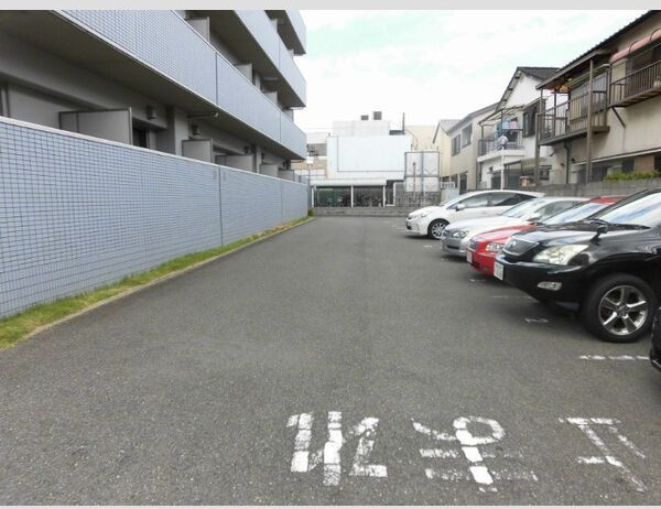 フロンティア中川の駐車場