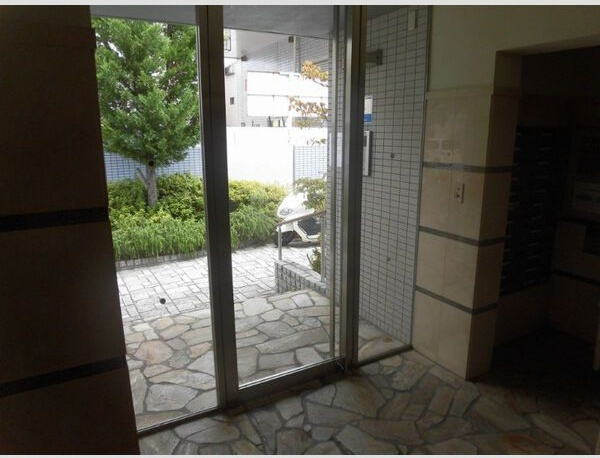 フロンティア中川のエントランス