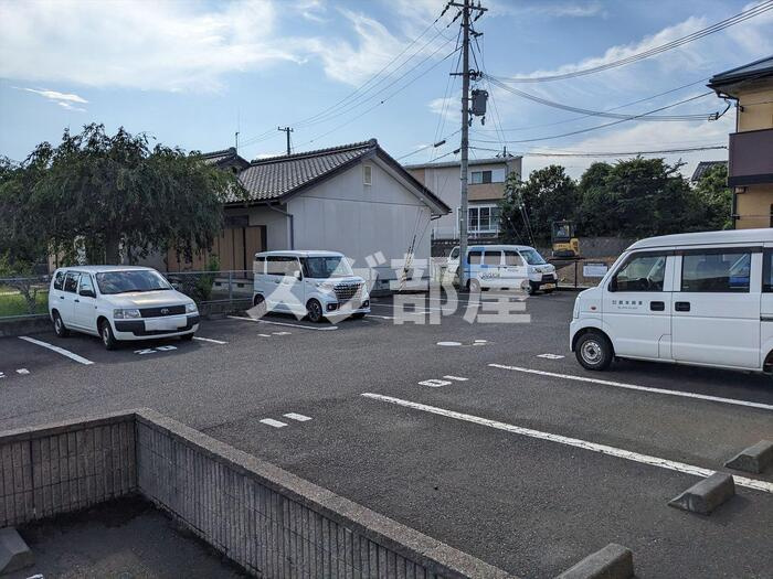 ハピネスホンゴウAの駐車場