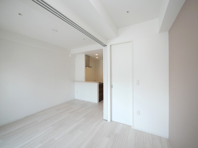 セレニテ新大阪グランデミリューの洋室