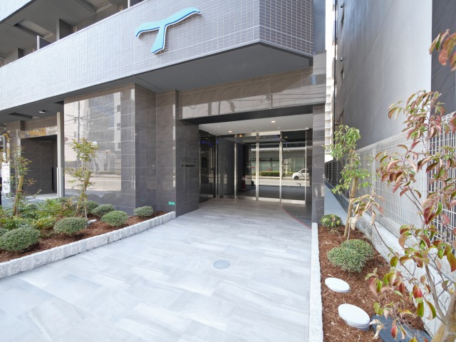 セレニテ新大阪グランデミリューのエントランス