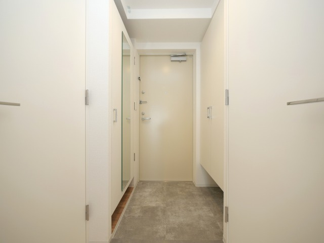 セレニテ新大阪グランデミリューの玄関