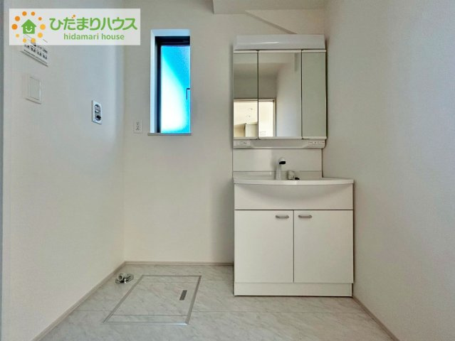 日立市森山町3期　新築戸建　2号棟の独立洗面台|三面鏡の大きな鏡は憧れます(^^♪ 鏡の後ろは収納となっていて、細かいものでも収納できるのでスッキリと整理できます！