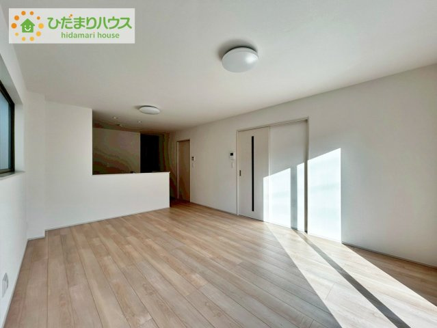 日立市森山町3期　新築戸建　B号棟の居間・リビング|リビング大きな窓からは、暖かな日の光が降り注ぎます・・・