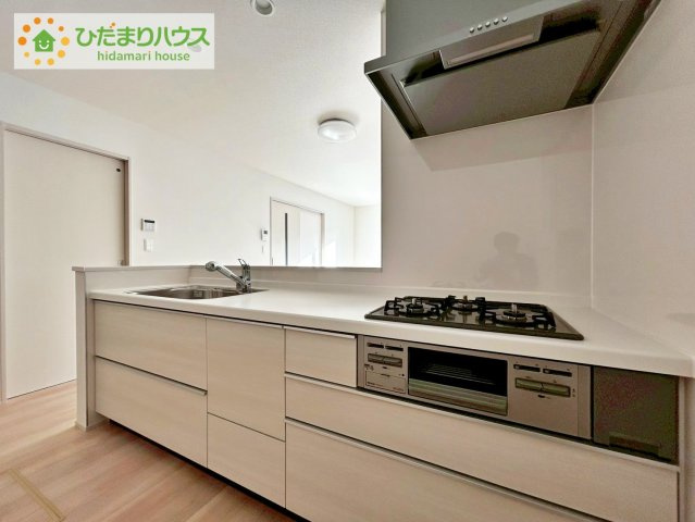 日立市森山町3期　新築戸建　2号棟のキッチン|家族と会話しながら料理できるオープンカウンター♪