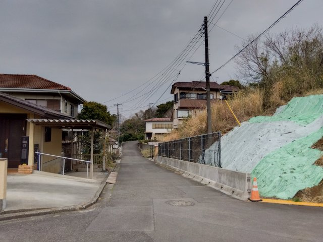 売土地　伊豆の国市南條の前面道路含む現地写真|車で10分圏内にスーパー・ドラッグストア・コンビニがあります。周辺には日用品店や衣料品店もあります。