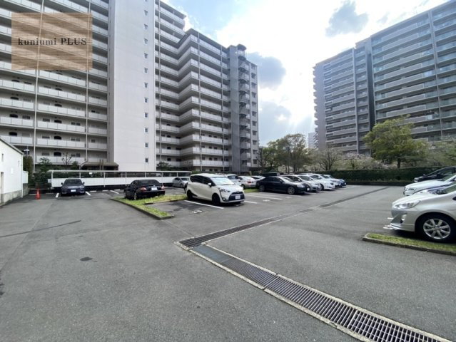ベルパークシティB棟の駐車場