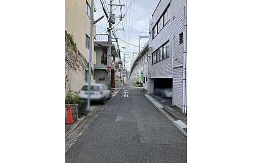 東区矢賀新町１丁目の前面道路含む現地写真|古家アパート有：鉄筋コンクリート造陸屋根４階建／１９７７年築
建物解体のご相談も可能です