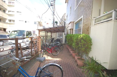 【その他共用部分】 | 目白ロイヤルコーポ | 敷地内に自転車置き場があります(^^)/