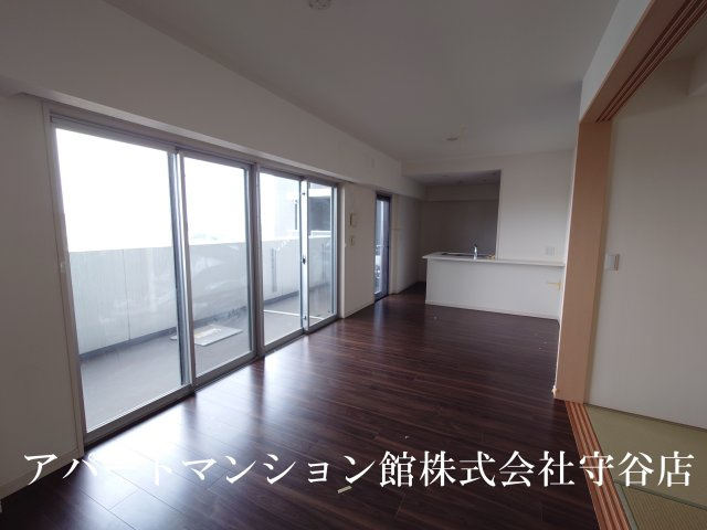 レーベンリヴァーレ竹園レジデンスの居間・リビング