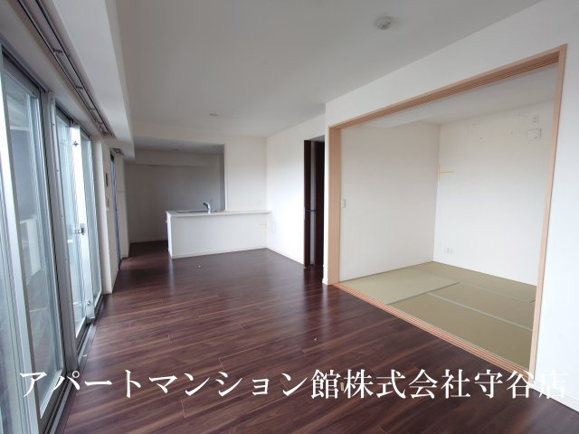 レーベンリヴァーレ竹園レジデンスの居間・リビング