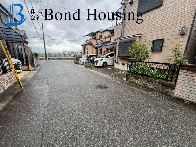 南向きで陽当たり良好　長畑町　中古戸建の前面道路含む現地写真