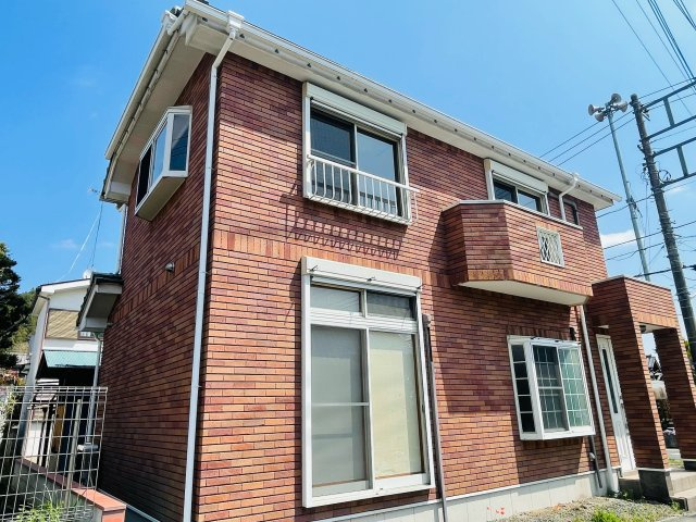 あきる野市舘谷　中古戸建の外観|東南角地で日当たり良好！