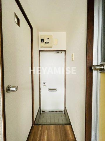 プライムアパート錦の玄関