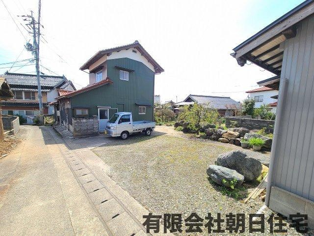 【前面道路含む現地写真】 | 八束町遅江中古戸建 | 駐車場です～広々～