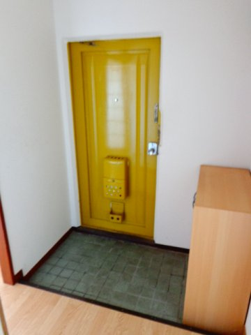 西平ハイツの玄関