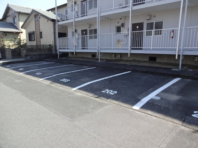 西平ハイツの駐車場
