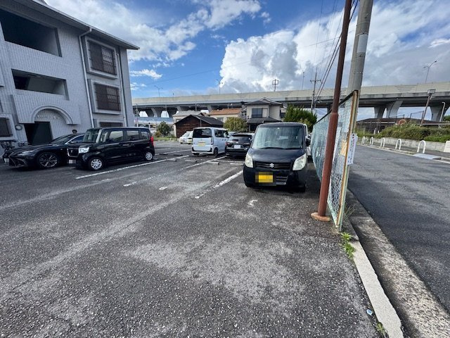 エクレール大美野の駐車場