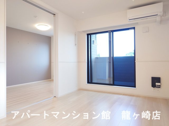 ウエスト　Ａの居間・リビング|※写真は203号室使用(反転)