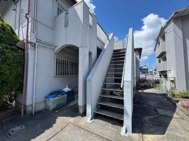 西山ハイツのエントランス