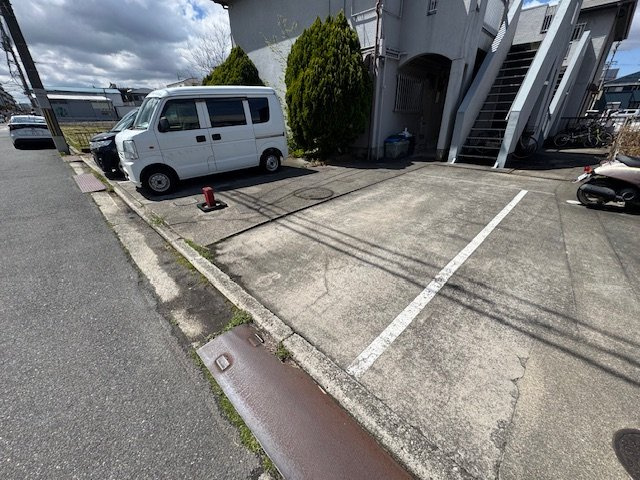 西山ハイツの駐車場
