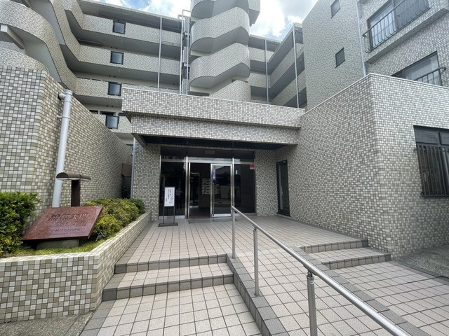 浦和大門ローヤルコーポのエントランス