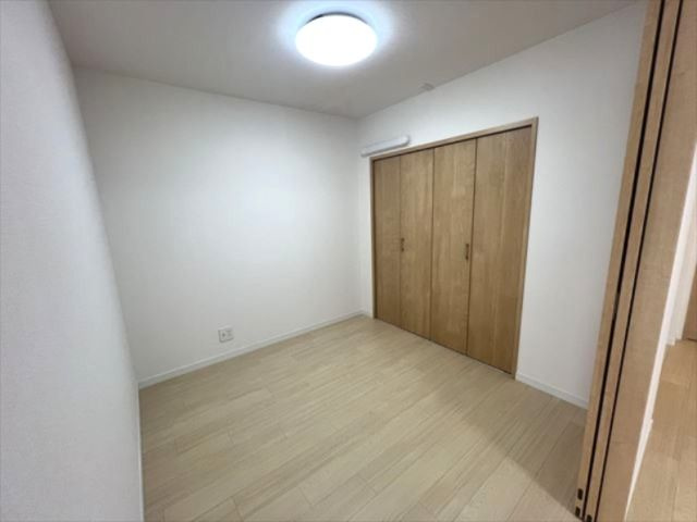 【洋室】 | ローレルハイツ高宮 | 各部屋にはクローゼットを完備しています！収納が多いお家はすっきりして快適空間です