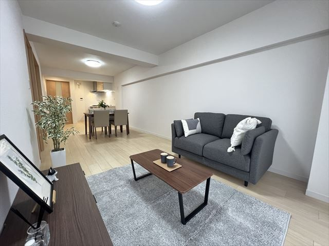 【居間・リビング】 | ローレルハイツ高宮 | 広さ22.8帖のLDKに家族が集える2LDK。居室はどちらもリビングに面しており、家族のコミュニケーションも取りやすいですね。4月にリフォーム完成してます