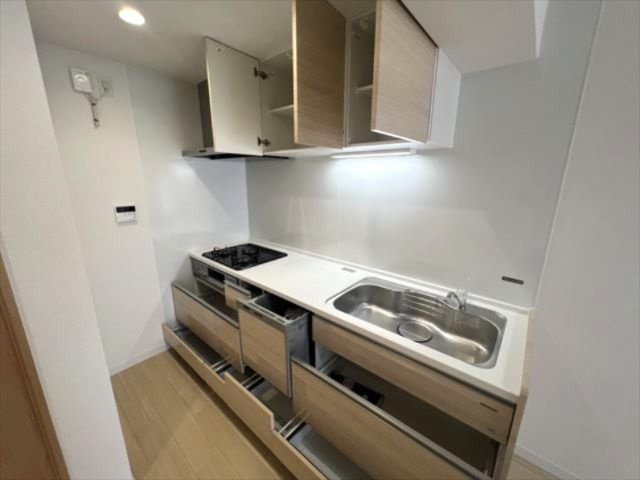 【キッチン】 | ローレルハイツ高宮 | シンプルで機能的なシステムキッチン。引き出し収納や吊戸棚など収納が充実しています