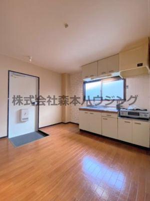 【居間・リビング】 | 　コスモハイツ | 明るい居間です