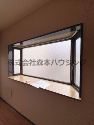 【内装】 | 　コスモハイツ | 出窓が明るくしてくれます