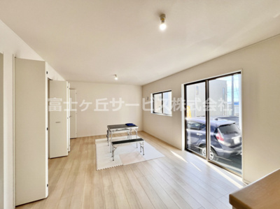 【居間・リビング】 | 御殿場市大坂 4期 新築一戸建て 1号棟 | ゆったり過ごせる居間です