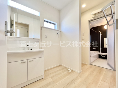 【脱衣所】 | 御殿場市大坂 4期 新築一戸建て 1号棟 | 脱衣場です