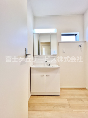 【独立洗面台】 | 御殿場市大坂 4期 新築一戸建て 1号棟 | 使いやすい独立洗面台です