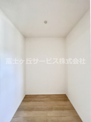 【収納】 | 御殿場市大坂 4期 新築一戸建て 1号棟 | 2帖のウォークインクローゼットです