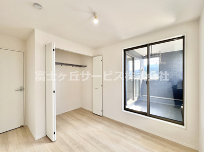 【洋室】 | 御殿場市大坂 4期 新築一戸建て 1号棟 | 5帖の洋室です