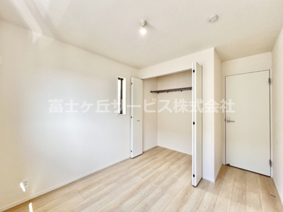 【子供部屋】 | 御殿場市大坂 4期 新築一戸建て 1号棟 | 5帖の洋室です