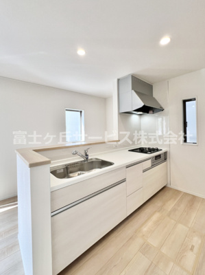 【キッチン】 | 御殿場市大坂 4期 新築一戸建て 1号棟 | きれいなキッチンです