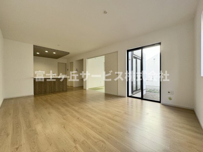 【居間・リビング】 | 静岡市清水区蒲原 9期 新築一戸建て 3号棟 | リビングダイニングです