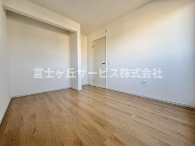 【洋室】 | 静岡市清水区蒲原 9期 新築一戸建て 3号棟 | 小さなバルコニーがある洋室です