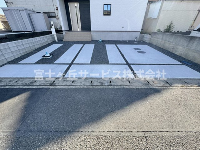 【駐車場】 | 静岡市清水区蒲原 9期 新築一戸建て 3号棟 | 車種により3台駐車可能です