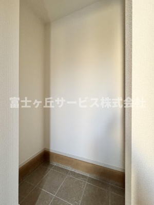 【収納】 | 静岡市清水区蒲原 9期 新築一戸建て 3号棟 | 玄関にある土間収納です