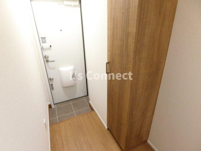 【玄関】 | レジデンス南町 | 背の高い下駄箱で靴も収納できます。