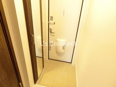 【玄関】 | vogue house F | 背の高い下駄箱には鏡付きで身だしなみチェック。