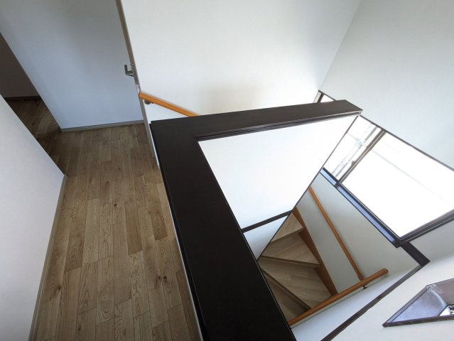 【内装】 | 宗像市池田　戸建て | 階段には大きな窓があり明るく、手すりも取り付けてあるので安全です