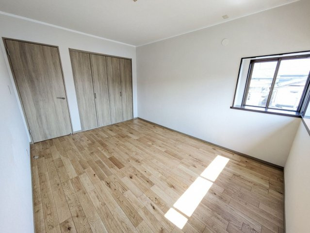 【洋室】 | 宗像市池田　戸建て | 出窓には植物や小物を置いて自分好みの空間を作ることができ、部屋の空間も広く感じられます