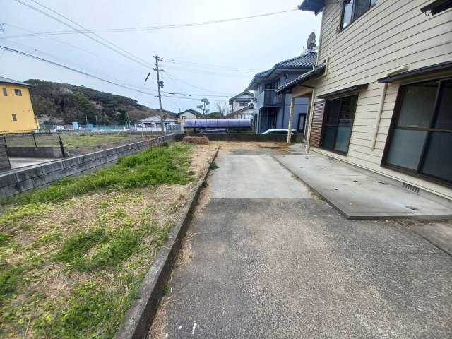 【駐車場】 | 宗像市池田　戸建て | 広々とした駐車場は、車種にもよりますが2-3台分のスペースがあります。前面道路も広いので駐車がしやすそうです