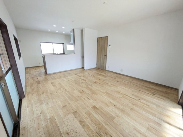 【居間・リビング】 | 宗像市池田　戸建て | 開放感あるオープンなカウンターキッチンを置いたLDK。
ホワイトの壁とナチュラルなフローリングで、あたたかみのある空間に仕上がりました