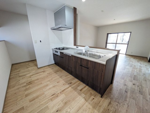 【キッチン】 | 宗像市池田　戸建て | お料理をしながらでもご家族との会話を楽しめる対面キッチンです。リビングを見渡せる作りが人気です